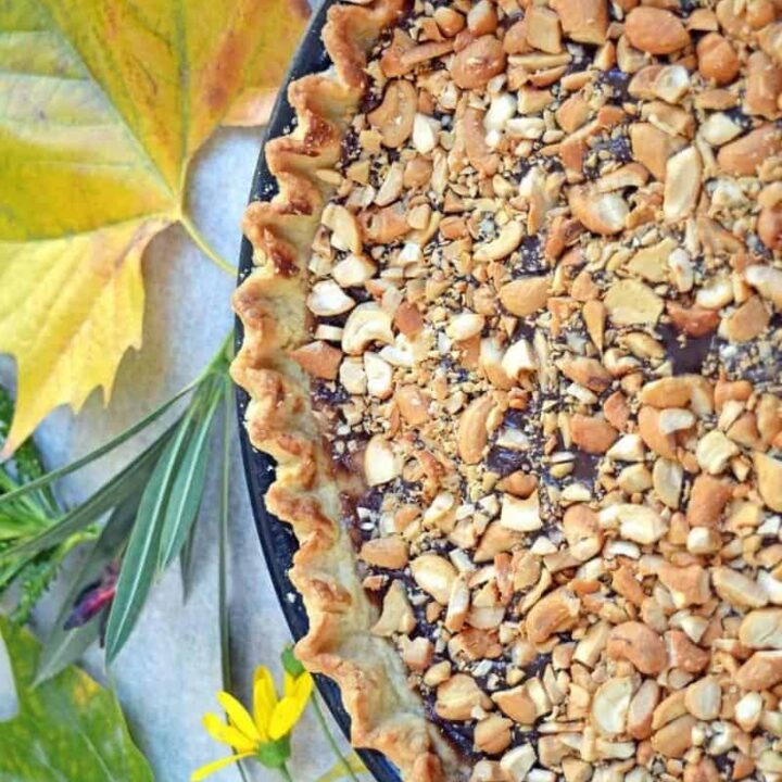Vegan salted caramel pie with cashews