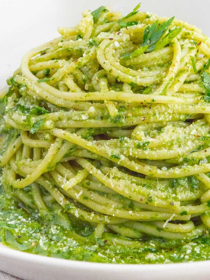 Creamy Sriracha Pasta (4 ingredients 15 minutes!) - The Fiery Vegetarian